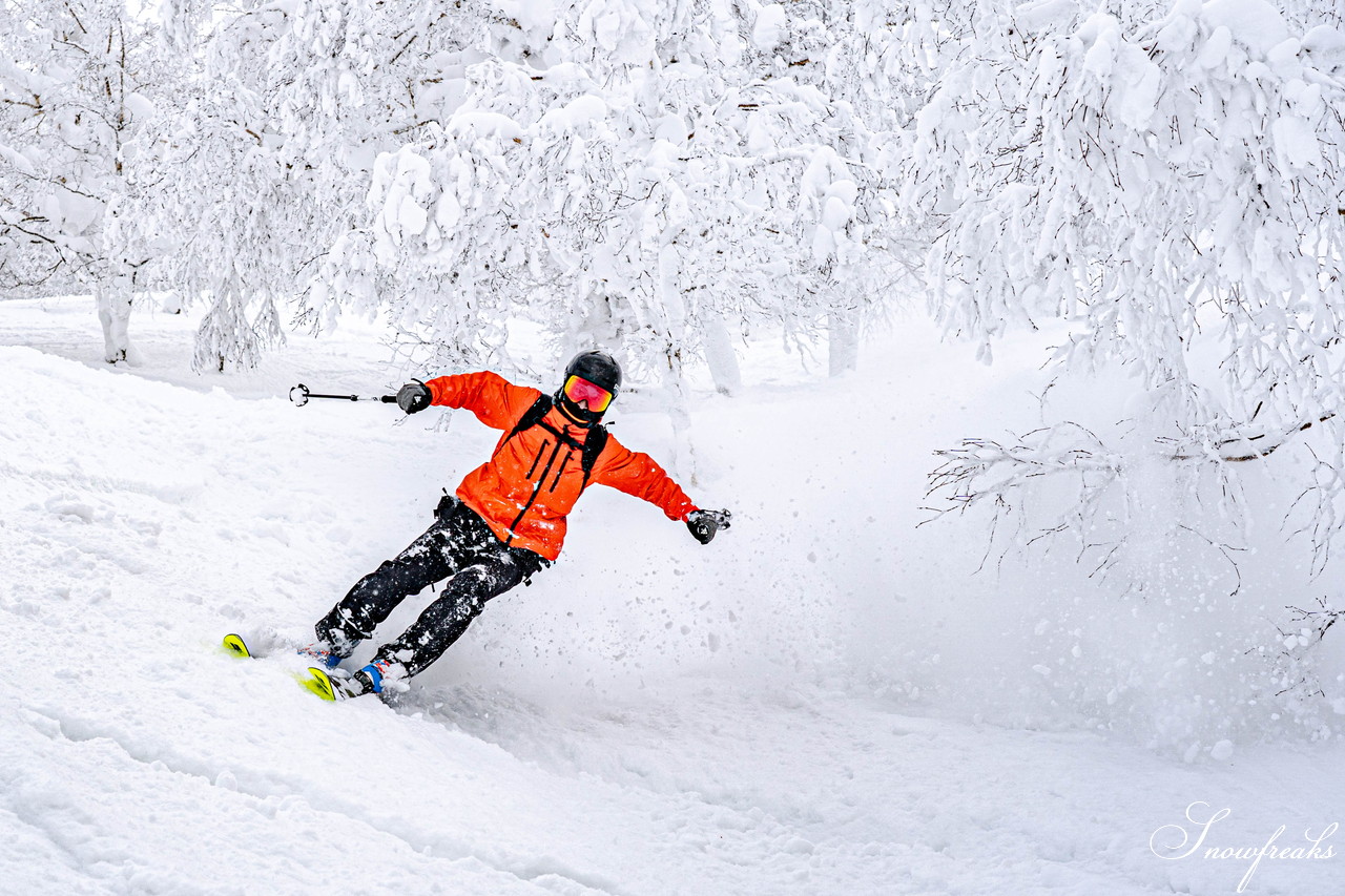 ルスツリゾート　2日間の吹雪の後の青空。たっぷり新雪が降り積もった樹氷林の中を滑る！